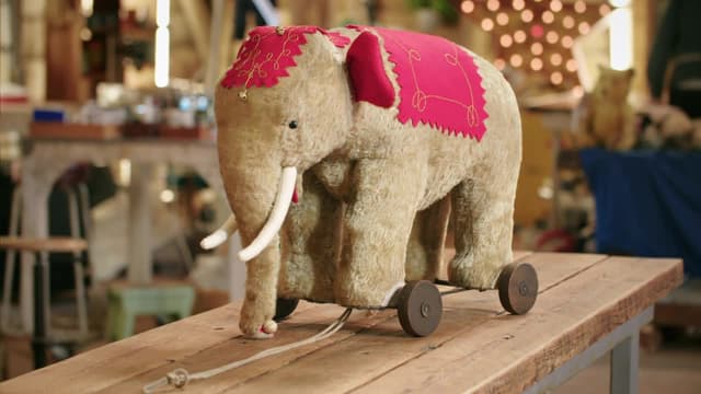 S02:E09 - Georgian Desk, Boulle Clock and Elephant on Wheels