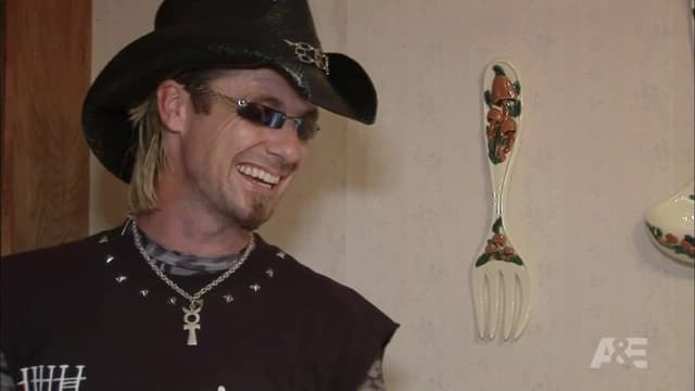 S01:E02 - Snake in the Closet