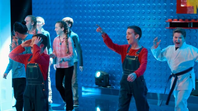 S01:E01 - Disney Train Ride