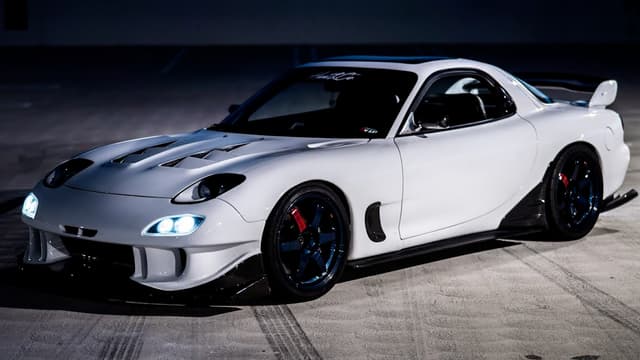 S01:E07 - Building a Mazda Rx-7 in 10 Minutes!