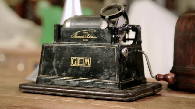 S02:E15 - Art Nouveau Mirror, Phonograph and Writing Case