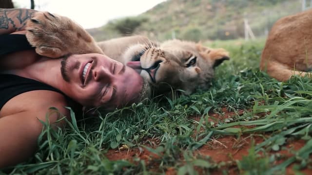 S01:E01 - How to Cuddle a Lion!
