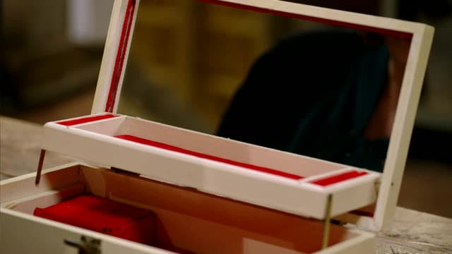 S07:E23 - Shakespeare's Bookcase, Love Letter Jewellery Box, Flying Saucer