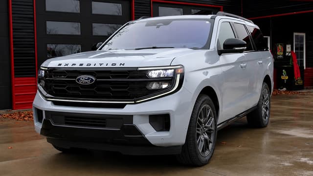 S01:E06 - Ford Expedition: Full-Size Luxury & V6 Power