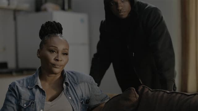 S02:E04 - Qu'est/Who Is It?