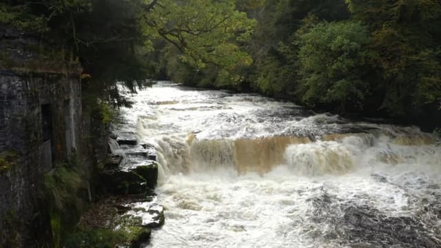 S01:E03 - The River Clyde
