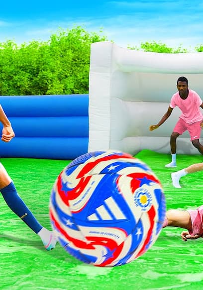 Affiche de S01:E03 - WORLD'S BIGGEST SLIP N SLIDE CLUB WORLD CUP FOOTBALL MATCH!