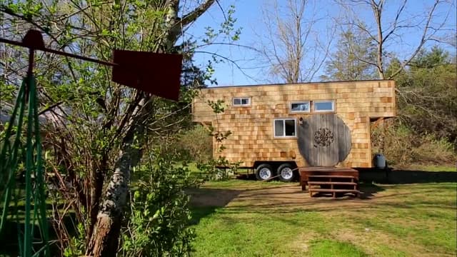 S03:E10 - Young Craftsman's Tiny House