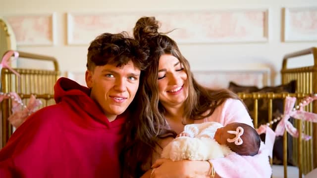 S02:E20 - My 16 Siblings Meet Our Baby Girl