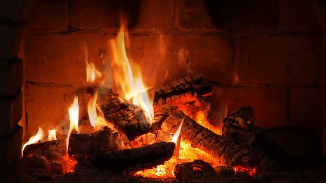 S01:E01 - Traditional Yule Fireplace