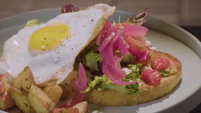 S01:E01 - Breakfast Chef Swap | Jamie vs. Jess