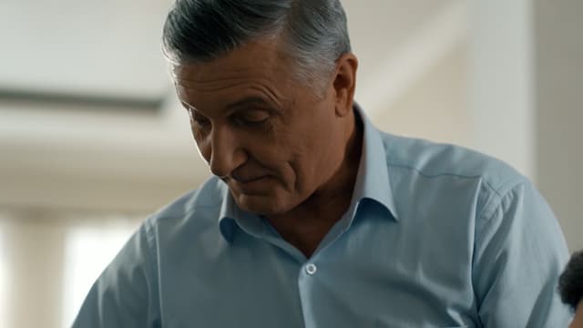 S01:E03 - Humillación en el cumpleaños