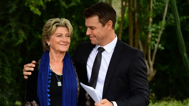 S03:E01 - Tell Her, It's Over!