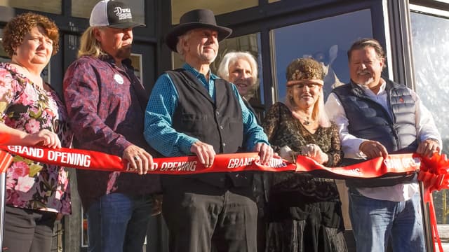 S01:E09 - Grand Opening