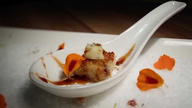 S01:E01 - The Honey Dish