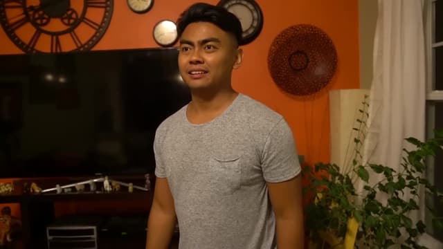 S03:E10 - Nuclear Fire Noodles Challenge / Don't Use Fidget Spinners at 3am