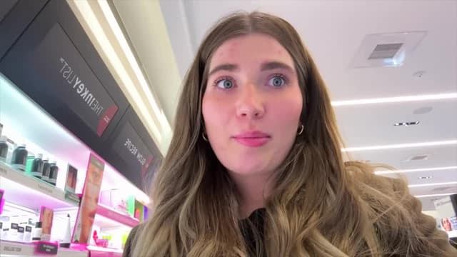 S03:E15 - Unlimited Sephora for Teen Sisters