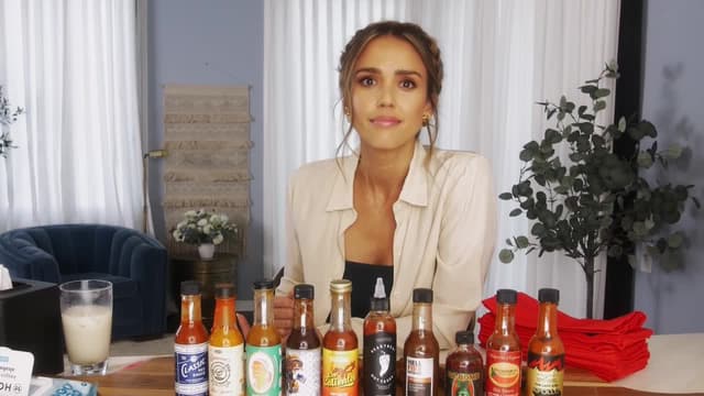 S13:E01 - Jessica Alba Applies Lip Gloss While Eating Spicy Wings