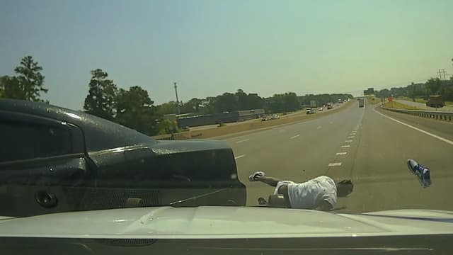 S01:E10 - Officer Clings to Getaway Car