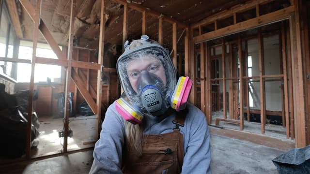 S01:E06 - We're Taking Down the Walls