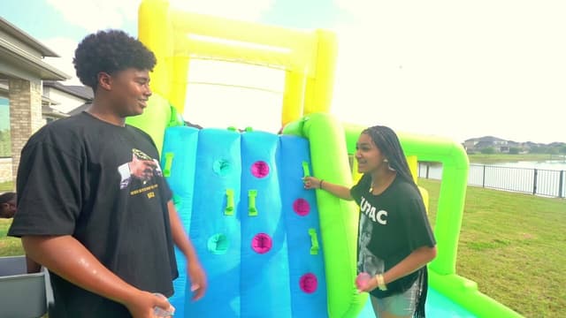 S01:E08 - Summer Pool Party, Big Sister Copies Her Little Sister