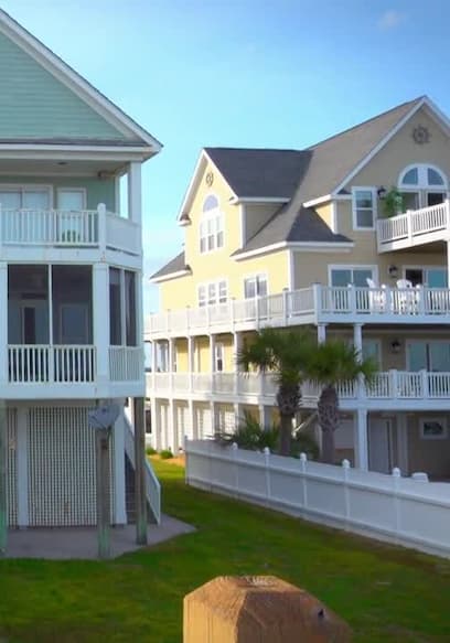 S01:E01 - Beach Life on Topsail Island poster