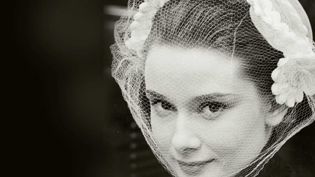 S01:E01 - Audrey Hepburn