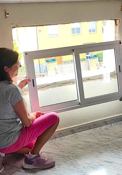 S01:E13 - REFORMA VILLA #13 Coloqué LAS VENTANAS con mi madre + Abrí la deco navideña de temu con mi abuela poster