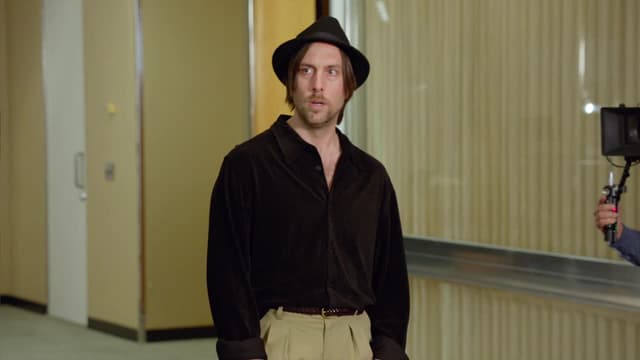 S02:E14 - Creepiest Man Alive/Bomb Sniffing Dogs