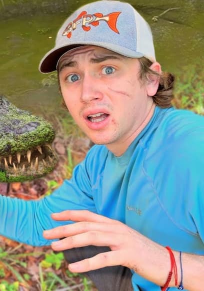 S01:E02 - I Accidentally Caught an Alligator in a Sewer! poster