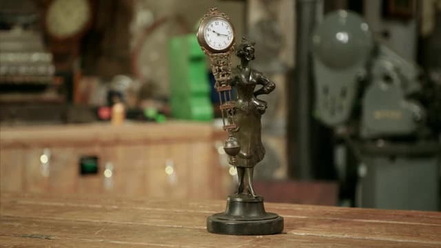 S03:E10 - Barmaid Clock, Silver Mirror, Eames Chair