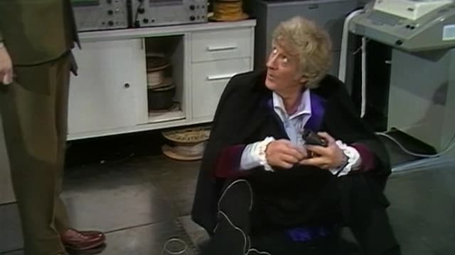 S08:E01 - Terror of the Autons (Pt. 1)