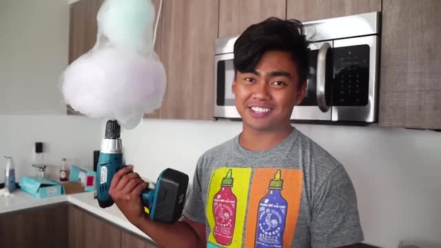 S03:E07 - How to Make a Cotton Candy Flower / Bouncy Slide Tour