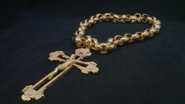 S01:E07 - Gold Chain, Cinema Posters, Alien Book