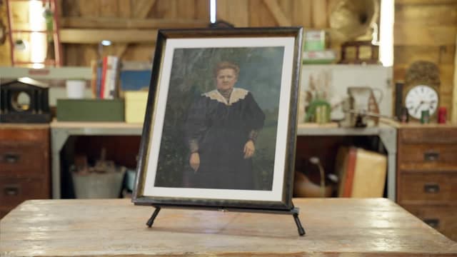 S08:É06 - S08:E06 - Great Grandmother's Portrait, Ottoman Brazier, Bitossi Horse