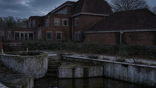 S01:E18 - Abandoned Multi-Million Pound Mansion With Luxury Features