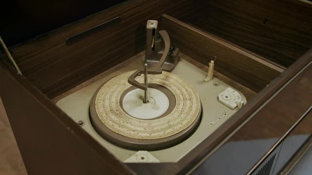 S05:E27 - Beliard Clock, Radiogram, Botanical Microscope