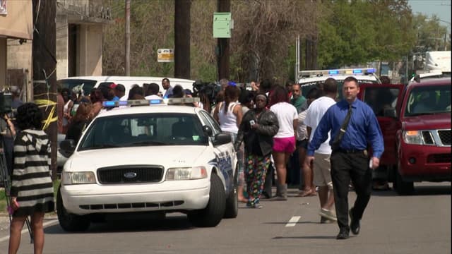 S02:E01 - Murder in the Family