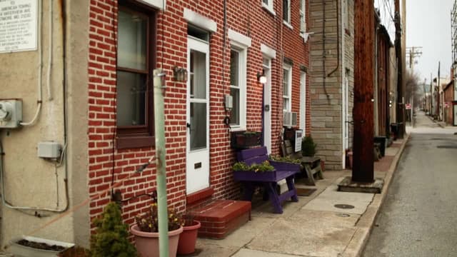 S02:E04 - The Straight Skinny on Baltimore's Slim Row Houses