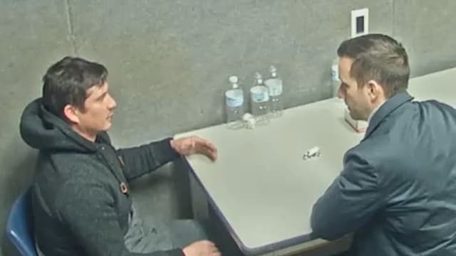 S01:E17 - Bringing a Gun to a Fist Fight