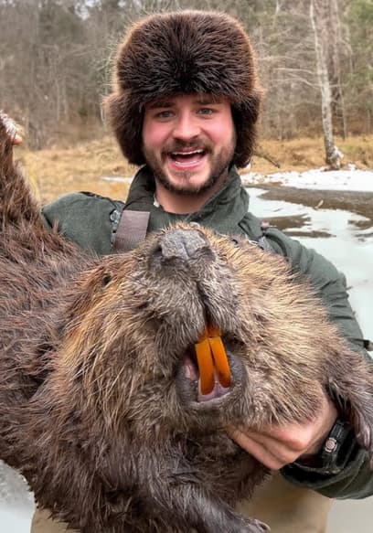 S01:E12 - Camping and Beaver Trapping in Freezing Conditions poster