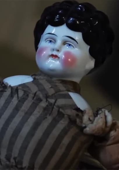 Affiche de S01:E08 - 100 Year Old Ghost Shows Me Her Grave