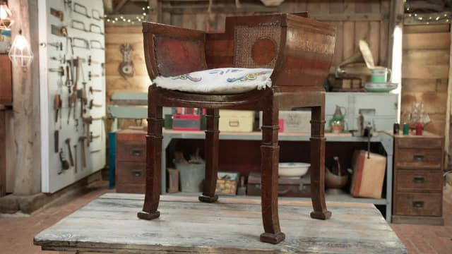 S08:E20 - Navy Letter Hat Box, JFK Chair, Walkman