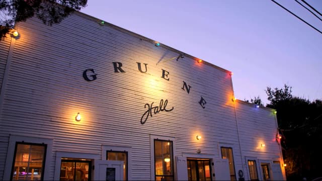 S01:E02 - Gruene Hall