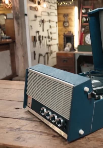 S08:E50 - Record Player, Art School Boots, Fred the Bear poster