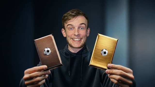 S01:E10 - £1 vs £1,000 Pack of Football Cards