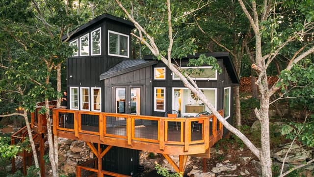 S04:E04 - Small Sustainable Stays & Tiny Georgia Treehouses