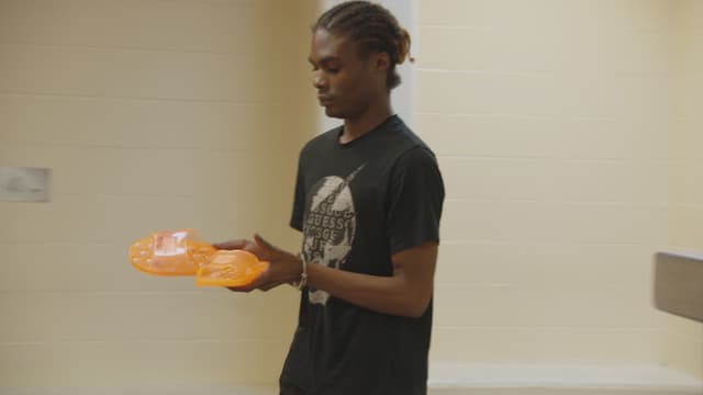 S02:E11 - Orange Is Not My Color