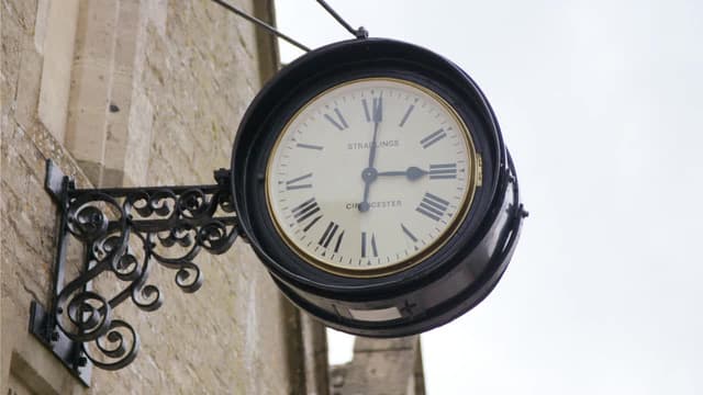 S01:E07 - Royal Worcester Vase, Village Clock, Hay Press