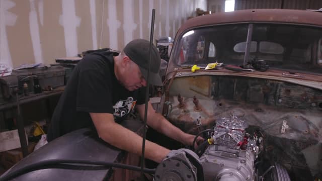 S03:E01 - Bootlegging in a '40 Ford